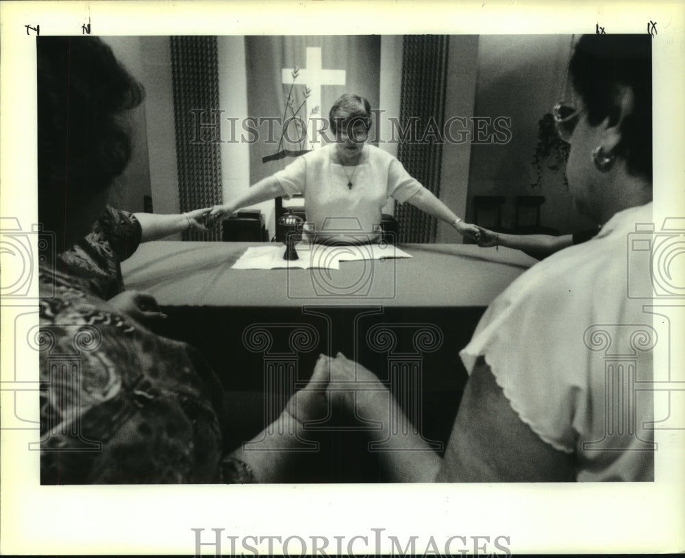 1990 Press Photo Sr. Diane Hooley of San Pedro Pescador Parish church - Historic Images