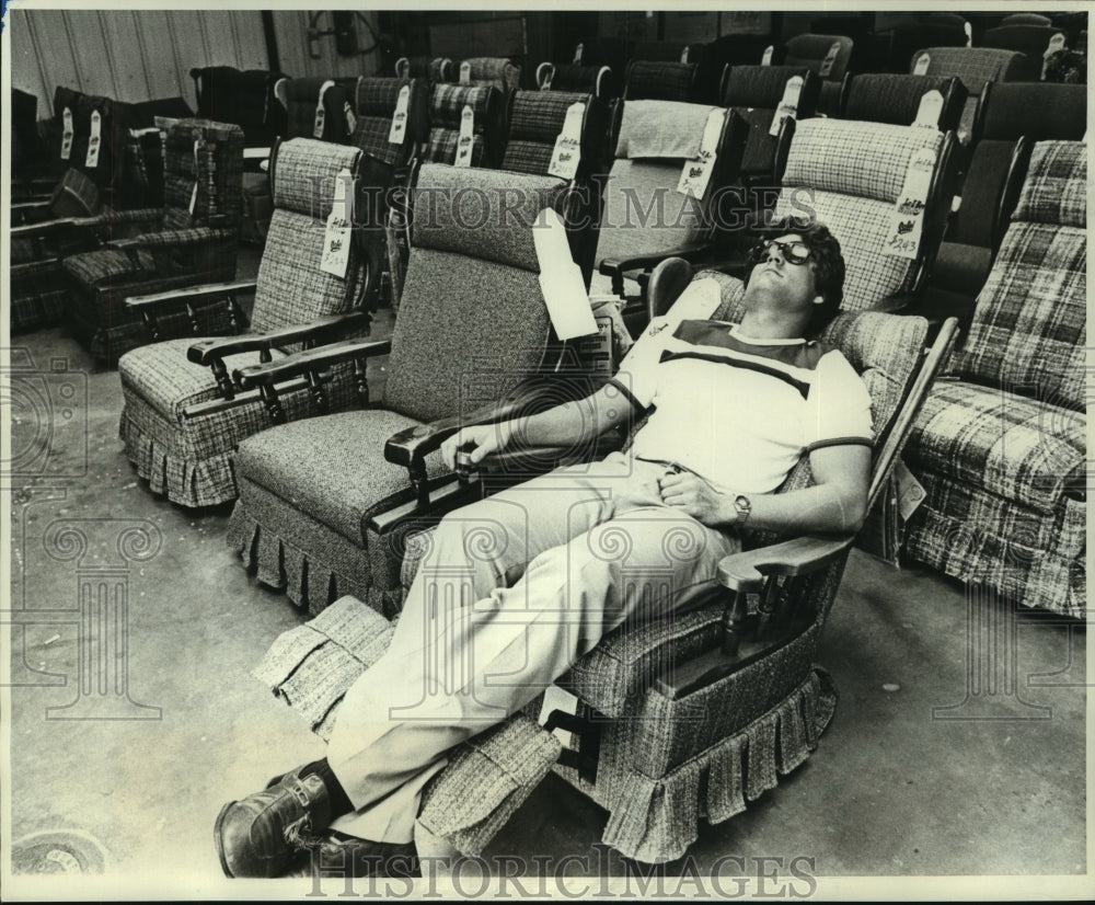 1977 Press Photo Kim Hood leans back in La-Z-Boy recliner at Showcase Shop - Historic Images