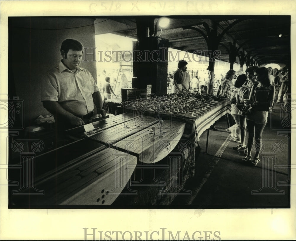 1979 Press Photo R.L. Hook building hollow-log wooden drums - nob35586 - Historic Images