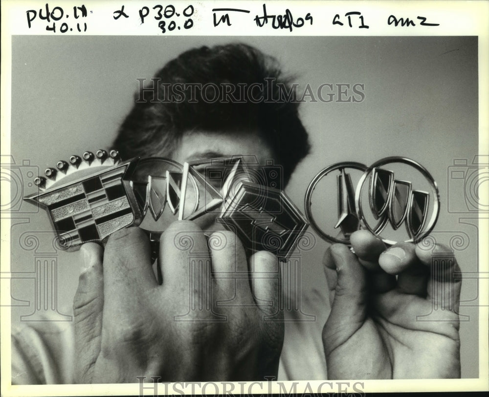 1992 Press Photo Slidell Police Department Detective Durel Yates with ornaments - Historic Images