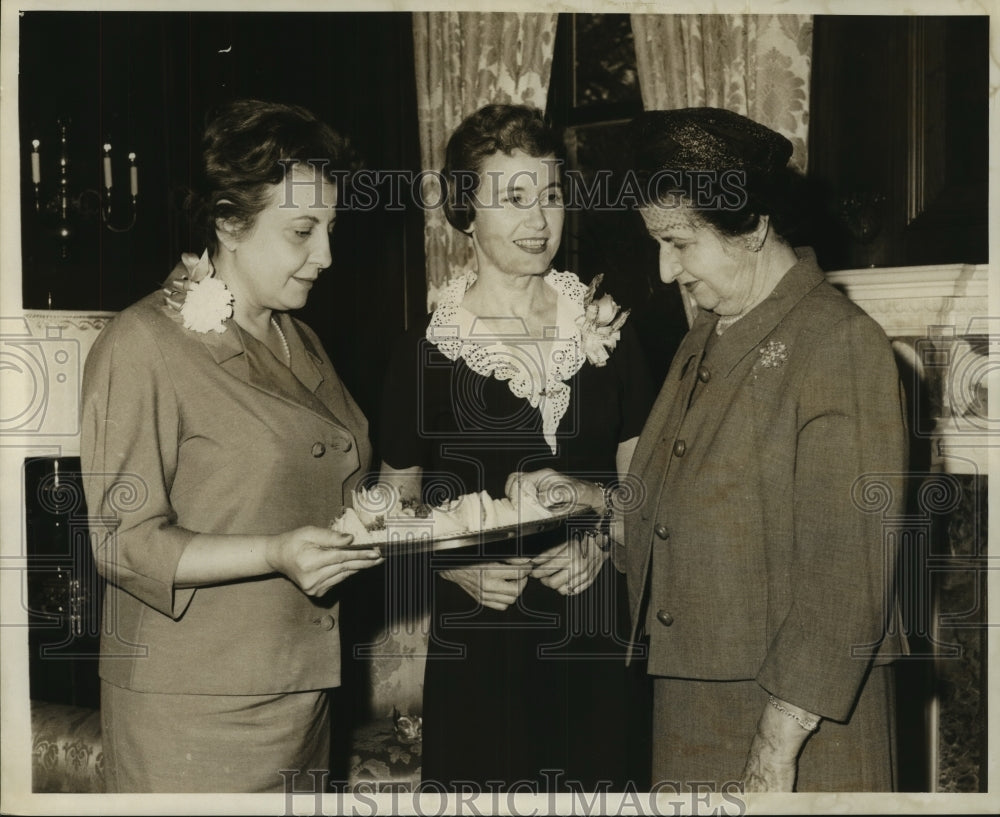 1968 Press Photo Mmes. Charles W. Pearce, William A. Hood, Basil J. Rusovich - Historic Images