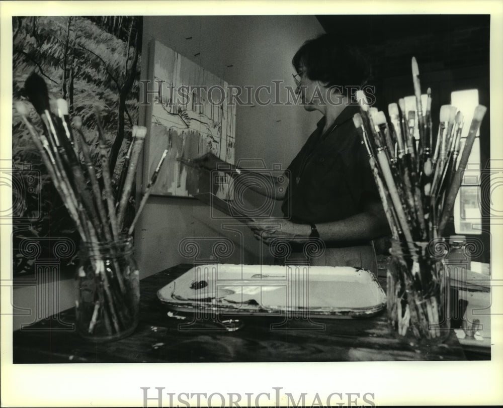 1991 Press Photo Gail Hood, Covington artist, works on a painting in her studio. - Historic Images