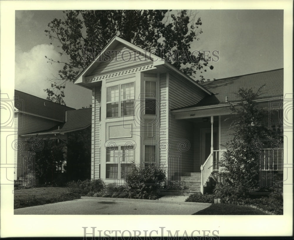 1987 Press Photo Exterior view of a two-story house - nob35628 - Historic Images