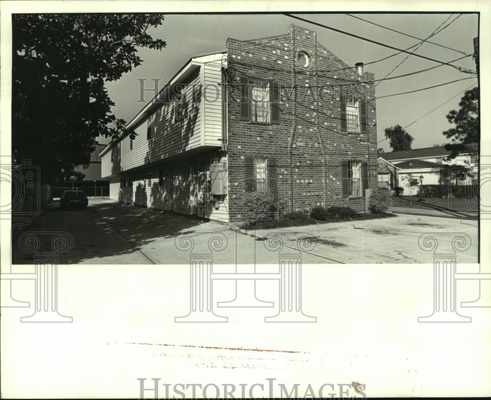 1986 Press Photo Multi-dwelling units at 4829 W. Napoleon, New Orleans. - Historic Images