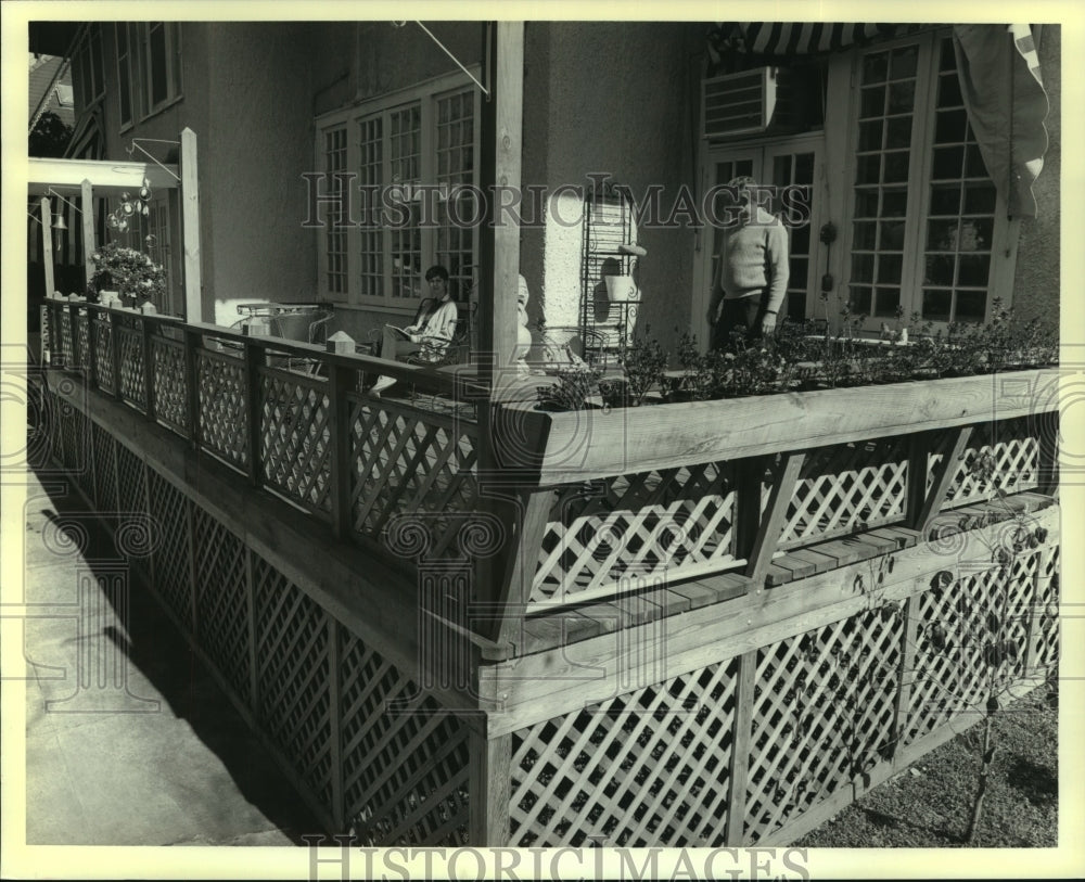 1986 Press Photo Owner built deck in Uptown New Orleans - nob35657 - Historic Images