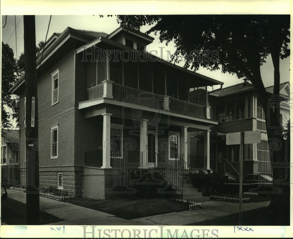 1986 Press Photo Exterior view of two story house with a second floor balcony - Historic Images