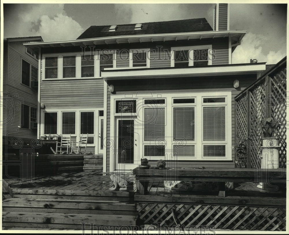 1986 Press Photo Exterior view of a two-story vinyl house at 49 Neron - Historic Images