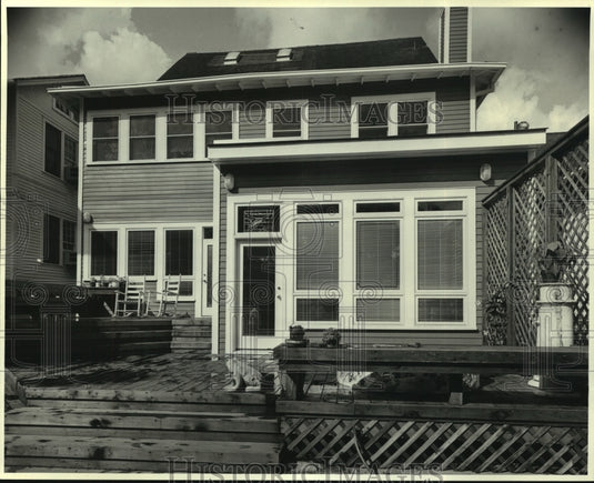 1986 Press Photo Exterior view of a two-story vinyl house at 49 Neron - Historic Images