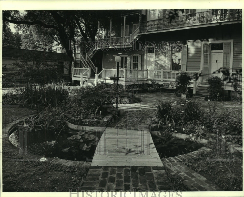 1986 Press Photo Landscape garden outside house - Historic Images