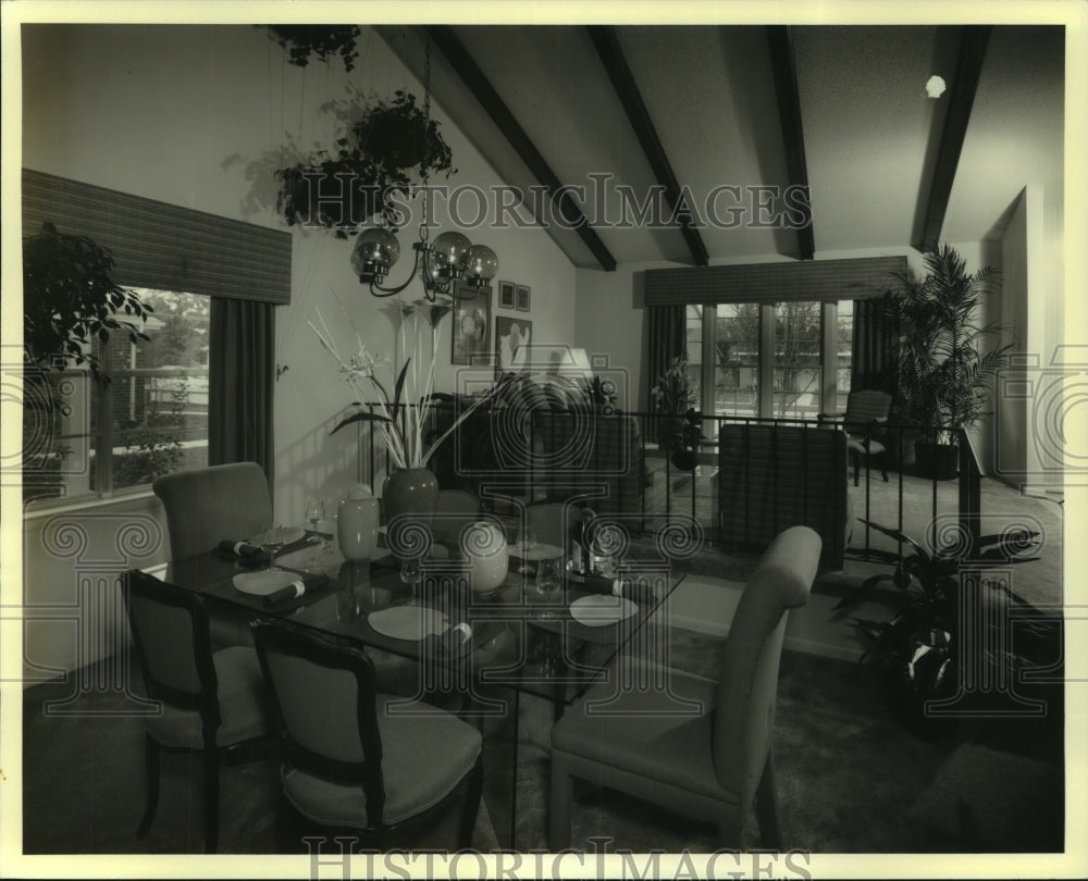 1986 Press Photo Interior view of the living and dining room of the house - Historic Images