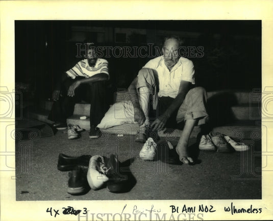 1992 Press Photo Bobby Ray Coleman helps homeless newcomer with a pair of shoes - Historic Images
