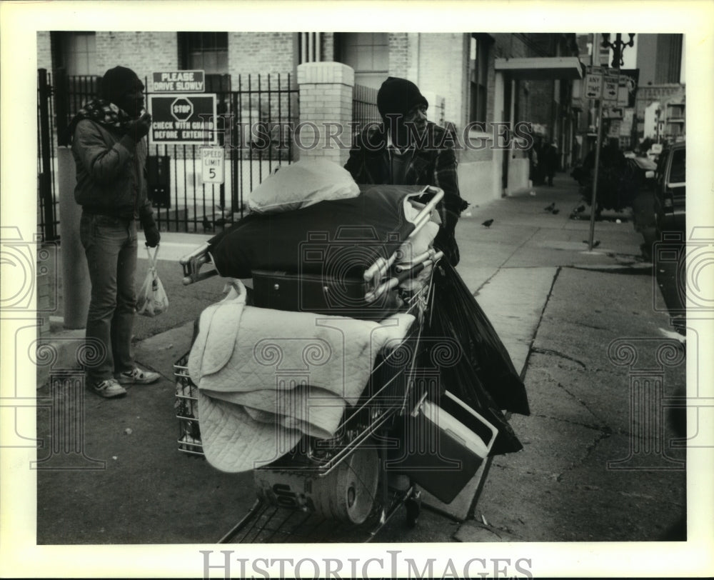 1990 Press Photo Homeless American pushing his furnishing in a grocery basket - Historic Images