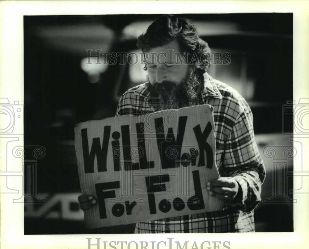 1990 Press Photo Homeless Emilio Xiques Jr. hoping to collect money to move - Historic Images