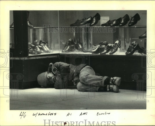 1990 Press Photo Homeless man lies in the entrance of a shoe store on Canal St. - Historic Images