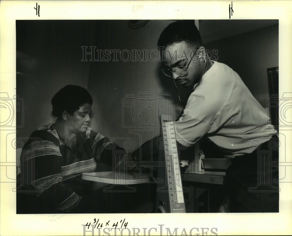 1990 Press Photo Kraig Kinchen doing study on high blood pressure among homeless - Historic Images