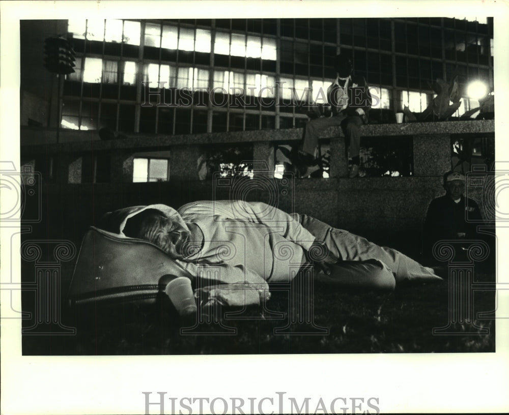 1987 Press Photo Clarence Catron participates in a &quot;Sleep-Out&quot; in New Orleans. - Historic Images