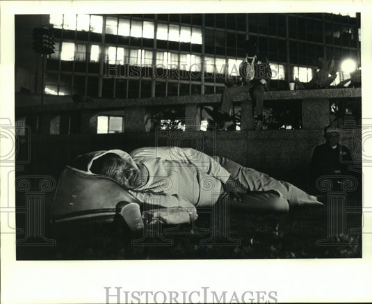 1987 Press Photo Clarence Catron participates in a "Sleep-Out" in New Orleans. - Historic Images