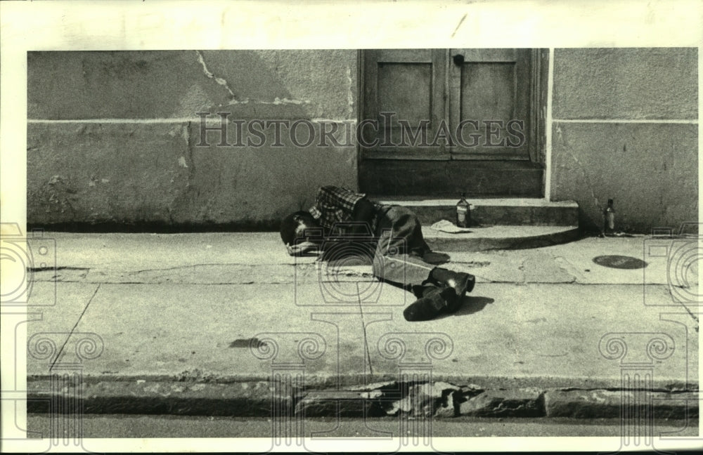 1985 Press Photo A man sleeps on St. Louis Street recently in the French Quarter - Historic Images