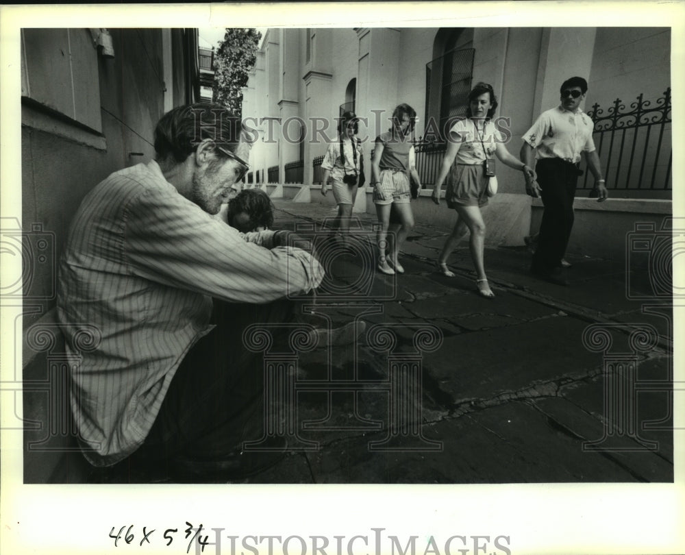 1989 Press Photo &quot;Wild Bill&quot; bumming tourists for wine money at Pirate&#39;s Alley - Historic Images