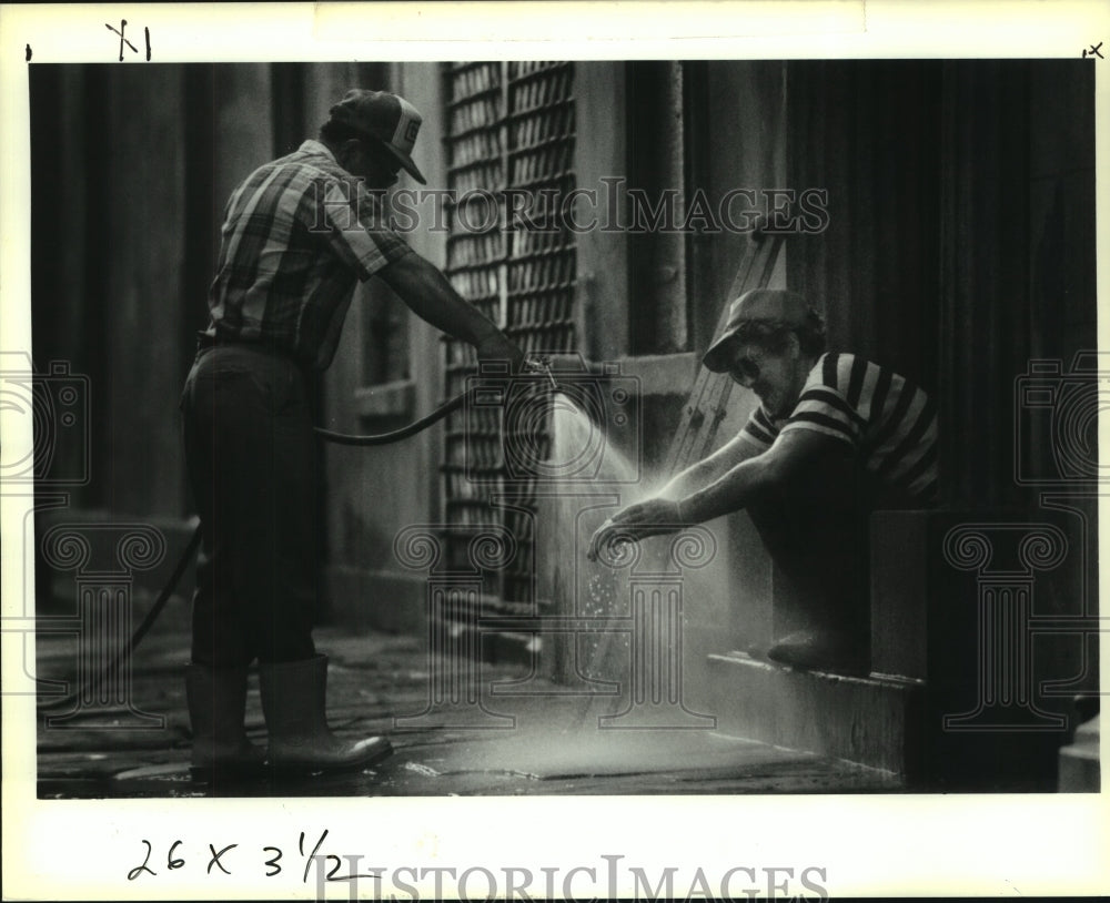 1989 Press Photo Charles Goodrich helps street vagrant Jimmy Meade clean up - Historic Images