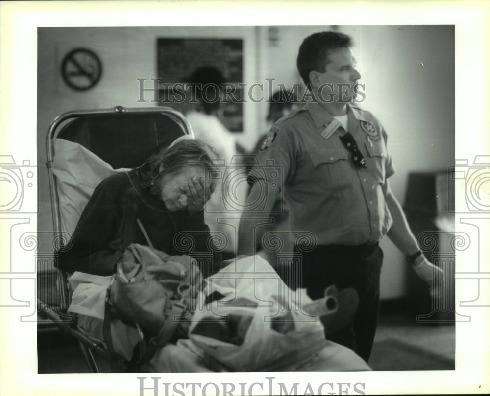 1993 Press Photo Patricia Frangello waits with Walter Cardin in Charity Hospital - Historic Images