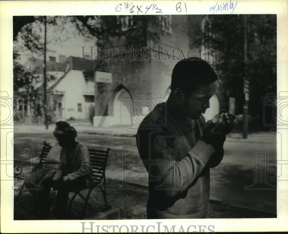 1989 Press Photo Danny Morrison lights a cigarette in the park on Camp street - Historic Images