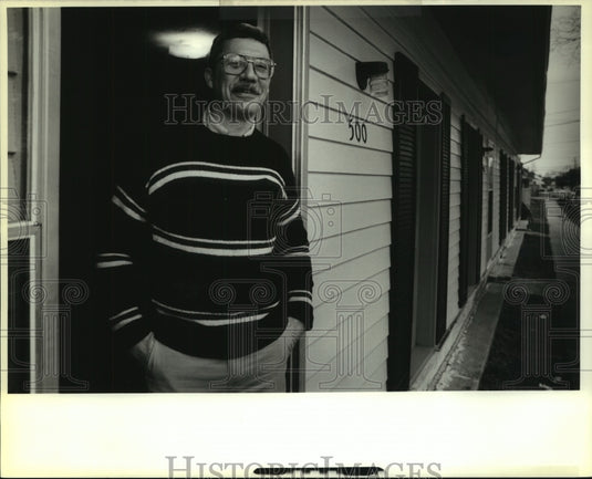 1989 Press Photo Brother Don Everard at renovated HUD apartments in New Orleans - Historic Images