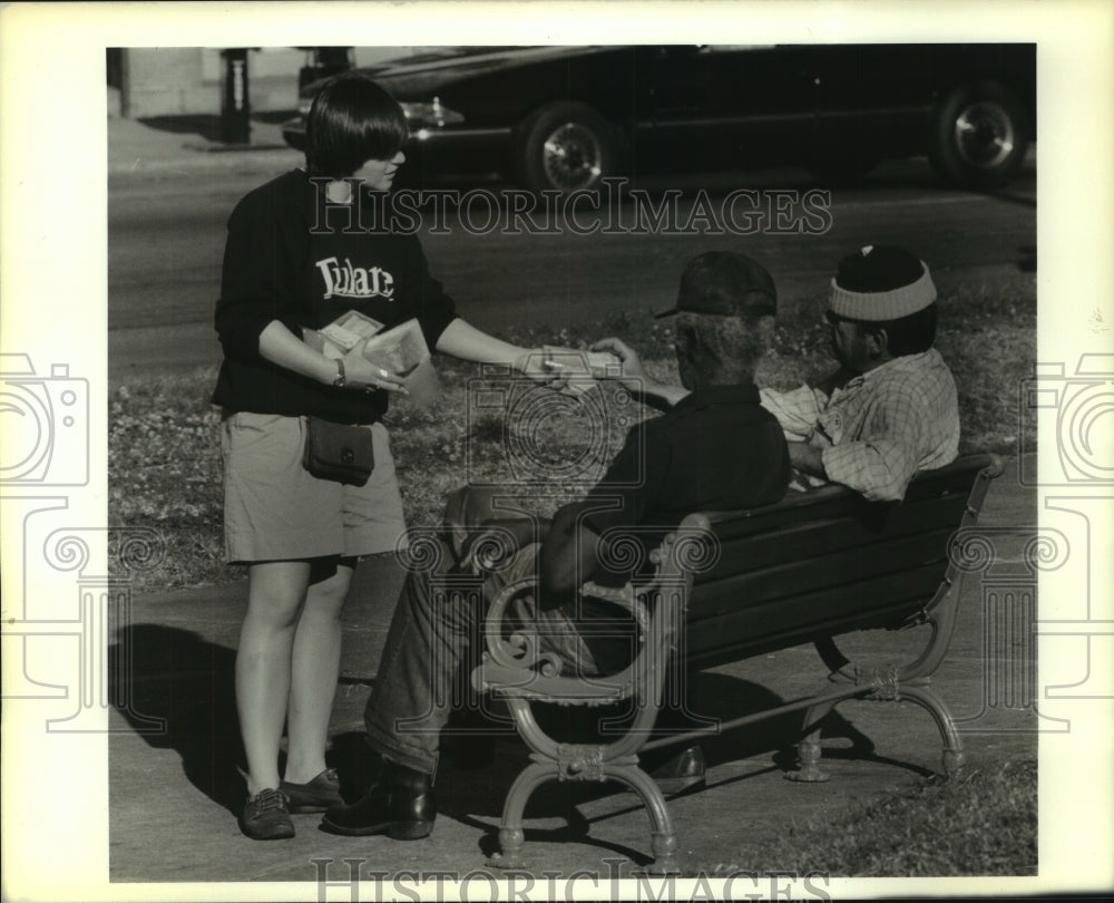 1989 Press Photo Michele Bremenkamp gives sandwiches to the needy at Lee Circle - Historic Images