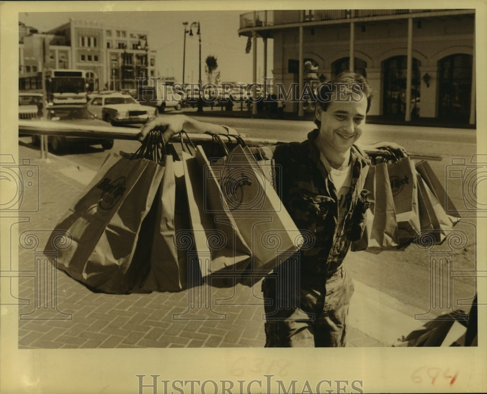 1988 Press Photo Hard Rock waiter Joseph Rosa with lunches for the homeless - Historic Images