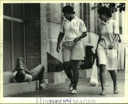 1988 Press Photo Homeless sleeping on the sidewalk of St. Charles Av. - Historic Images