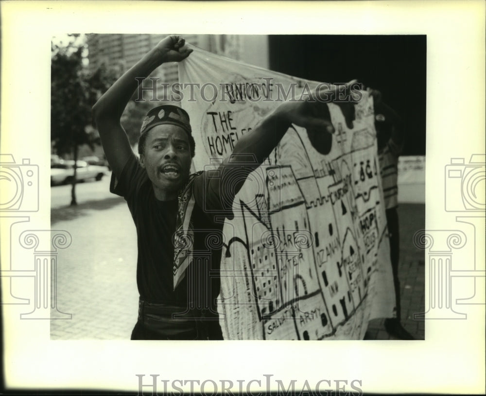 1988 Press Photo Na&#39;im Dai-y outside Hale Boggs building after HUD turn over - Historic Images