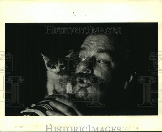 1986 Press Photo Gary Brinson plays with "Homeless", the stray cat at shelter - Historic Images