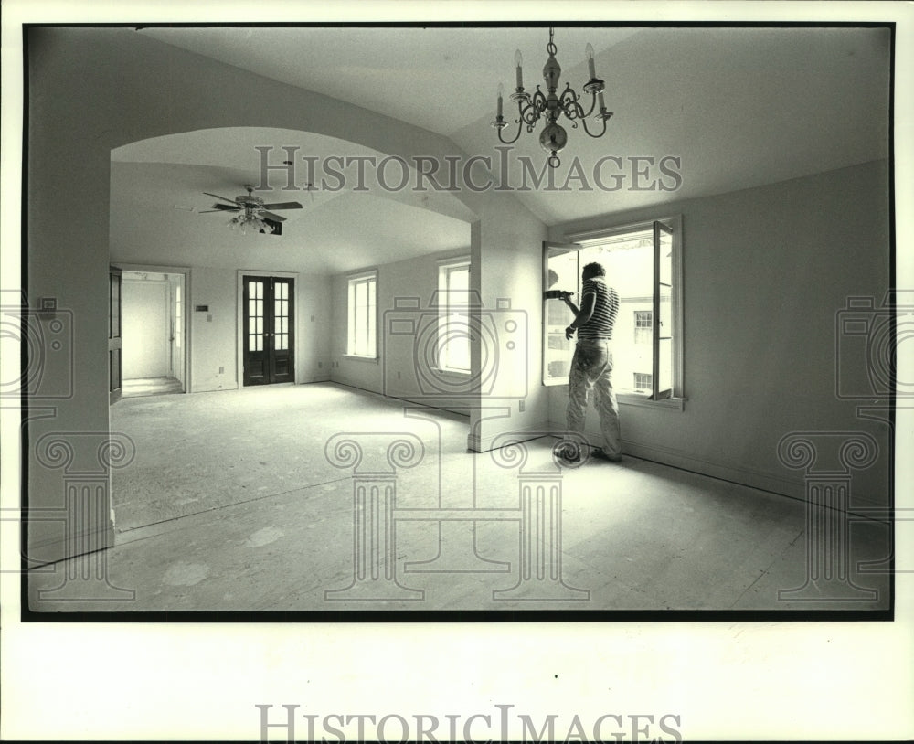 1986 Press Photo Interior of third floor apartment at 601 Julia st. - nob35719 - Historic Images