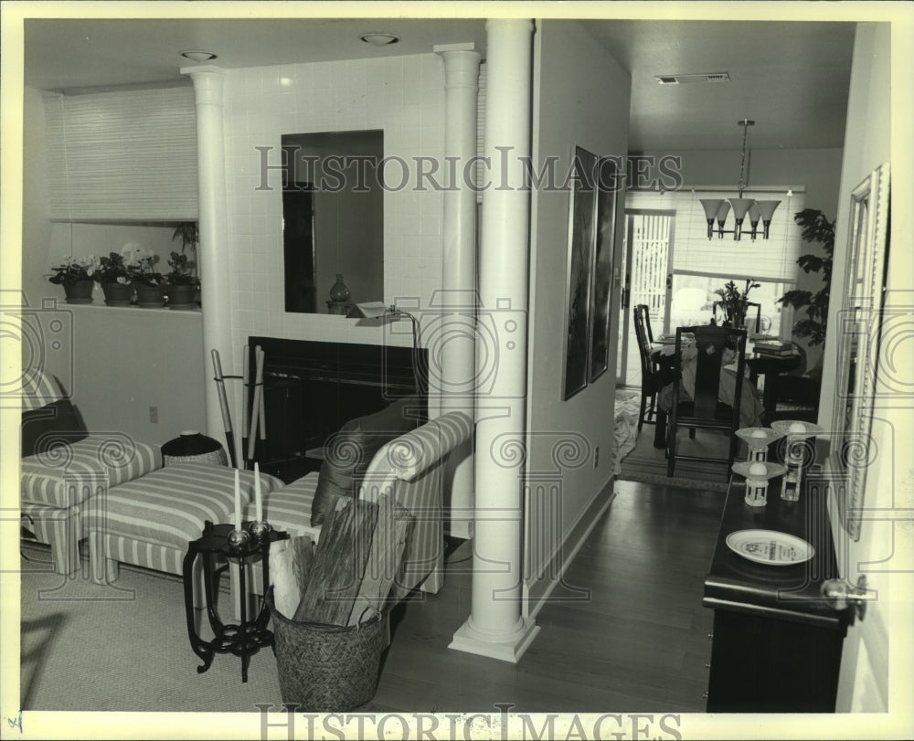 1986 Press Photo Living room, accented with columns - Historic Images