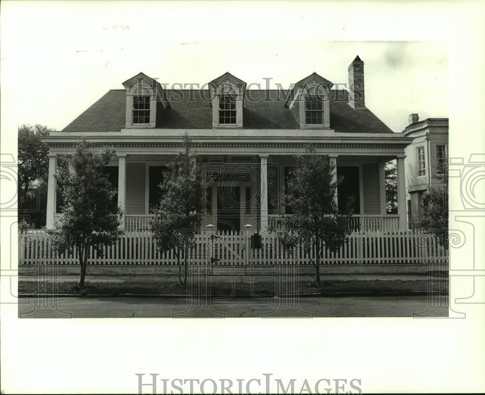 1986 Press Photo Renovated Dr. Jeffrey Griffin house on Coliseum Square - Historic Images