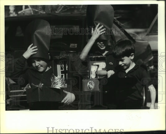 1989 Press Photo International Week parade at Honey Island Elementary School - Historic Images