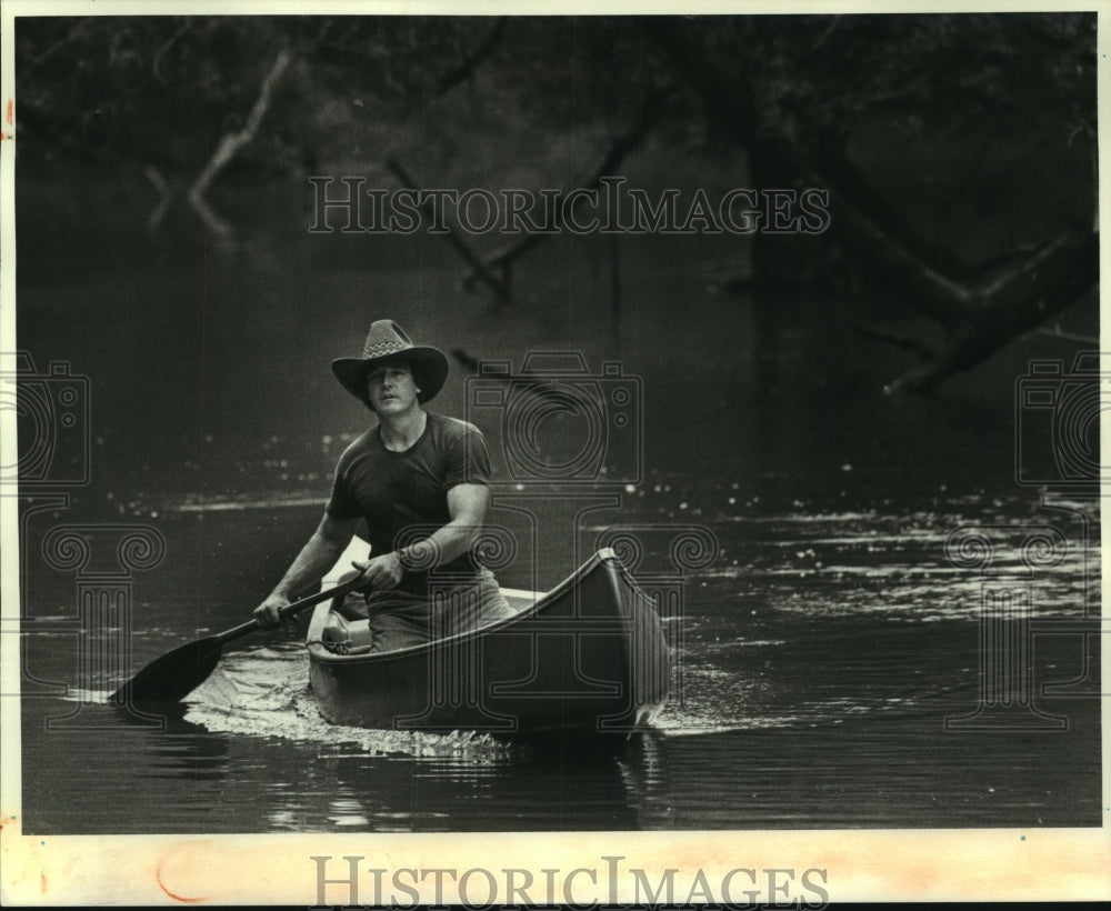 1982 Press Photo Honey Island canoe guide makes his way through the swamp - Historic Images