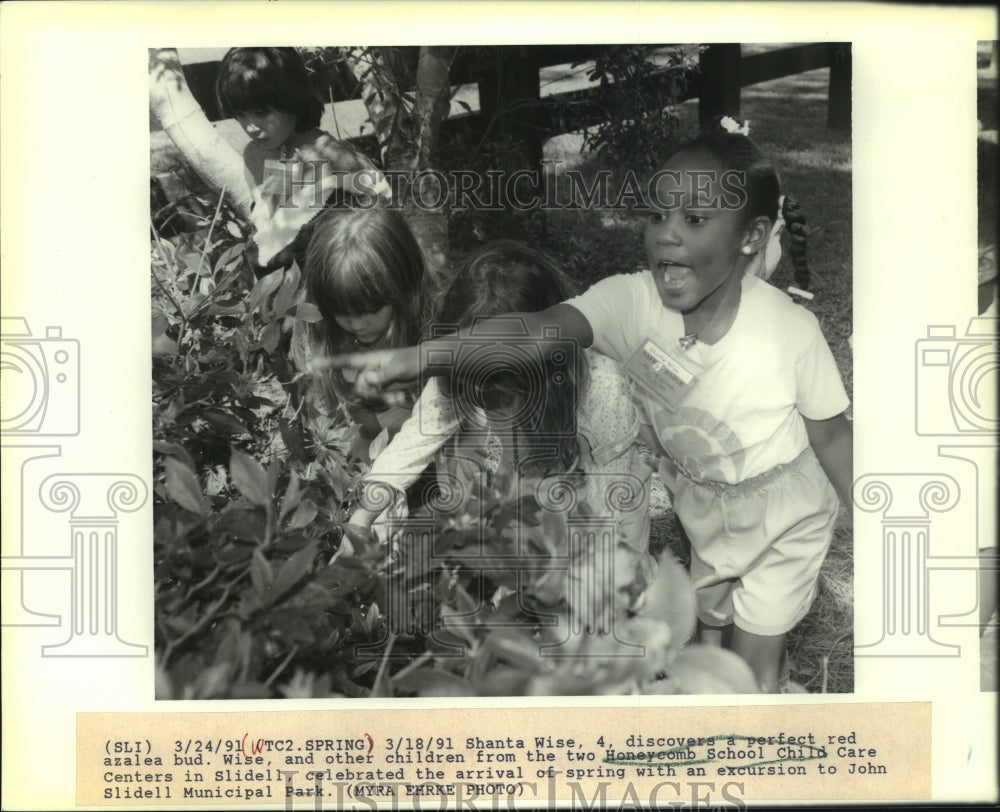 1991 Press Photo Shante Wise discovers bud at John Slidell Municipal Park - Historic Images