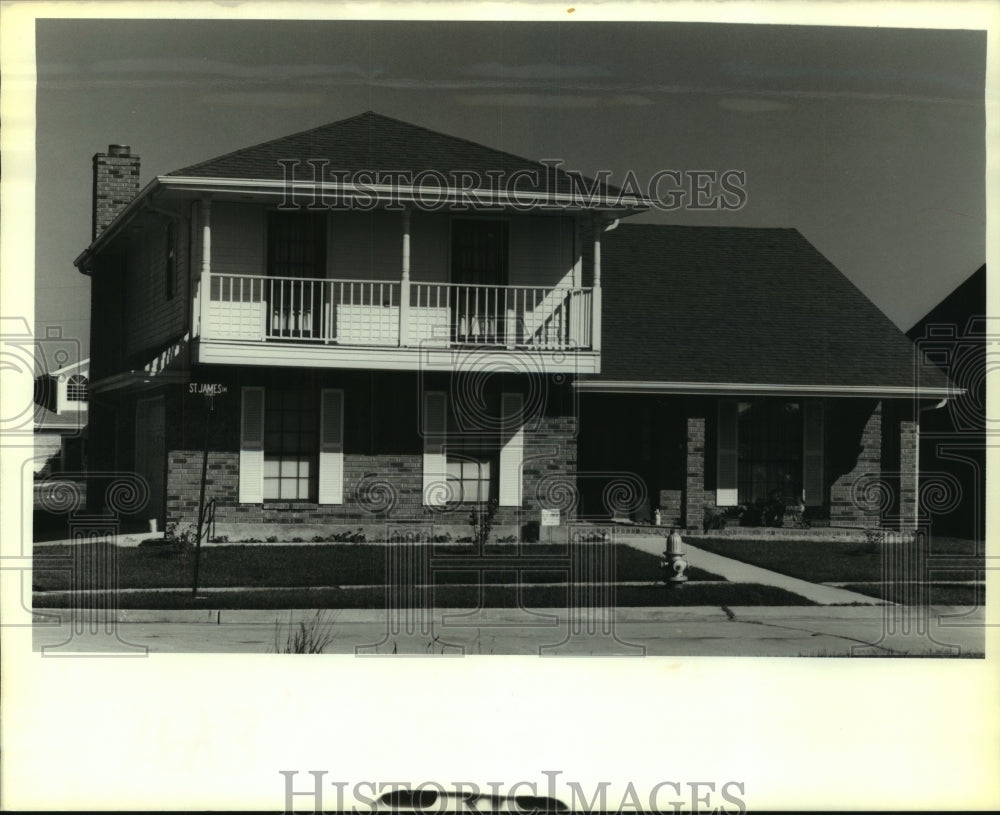 1989 Press Photo Large drug bust at 4106 St. James House - Historic Images