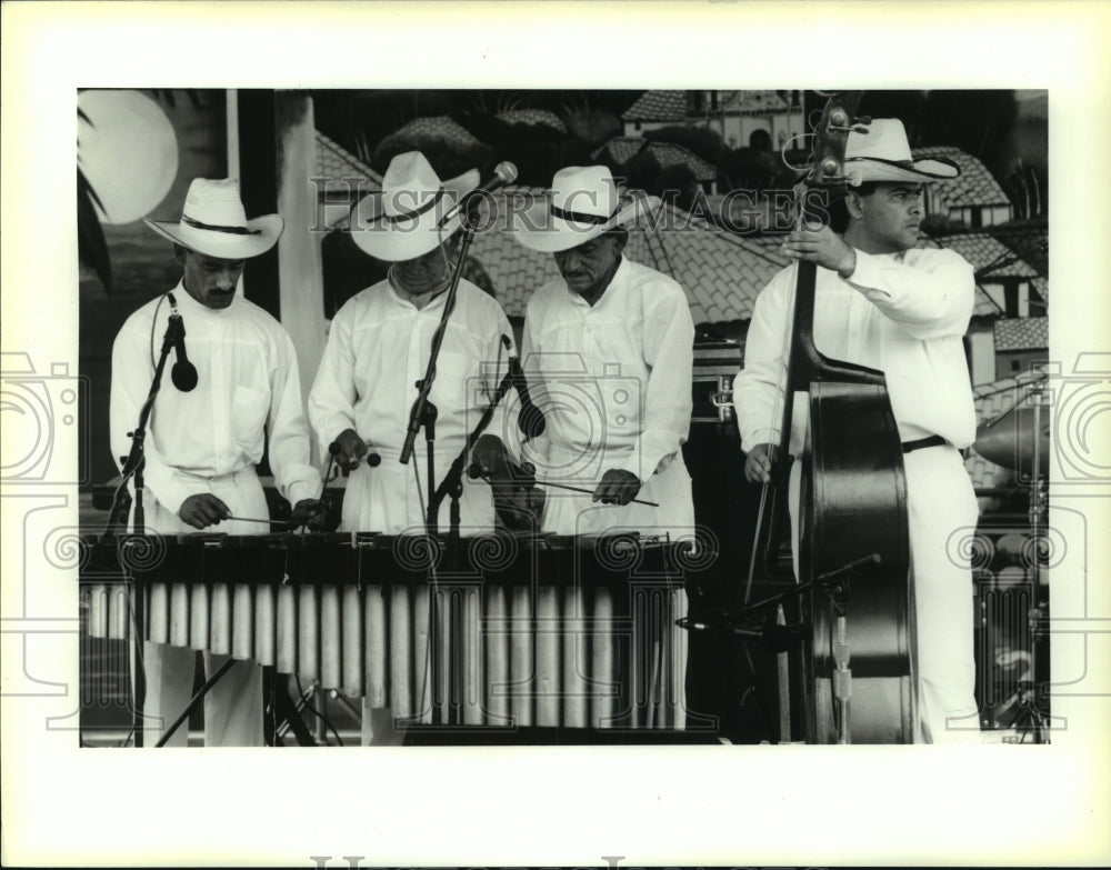 1994 Press Photo Musicians from the Folklore National of Honduras perform - Historic Images