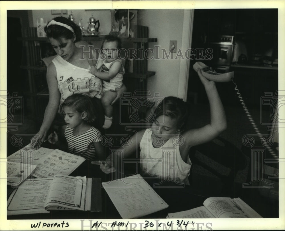 1990 Press Photo Doris Laventhal and her children home schooling during strike - Historic Images