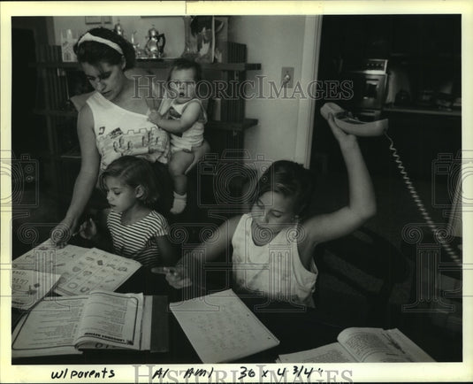 1990 Press Photo Doris Laventhal and her children home schooling during strike - Historic Images