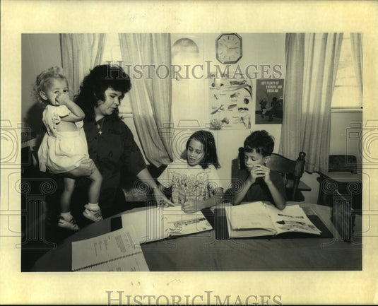 Press Photo Kim Denley and her children during Home Schooling - Historic Images