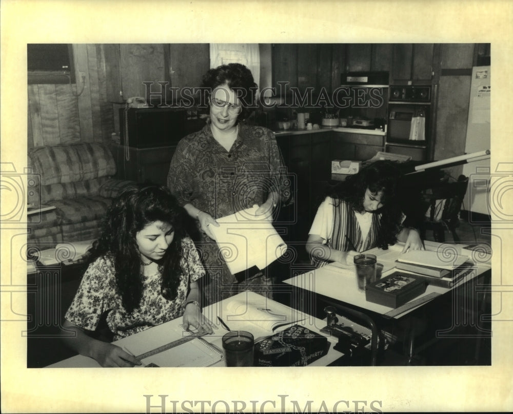 Press Photo Home Schoolingf - Trudy Donna teaches daughter at home in Meraux - Historic Images