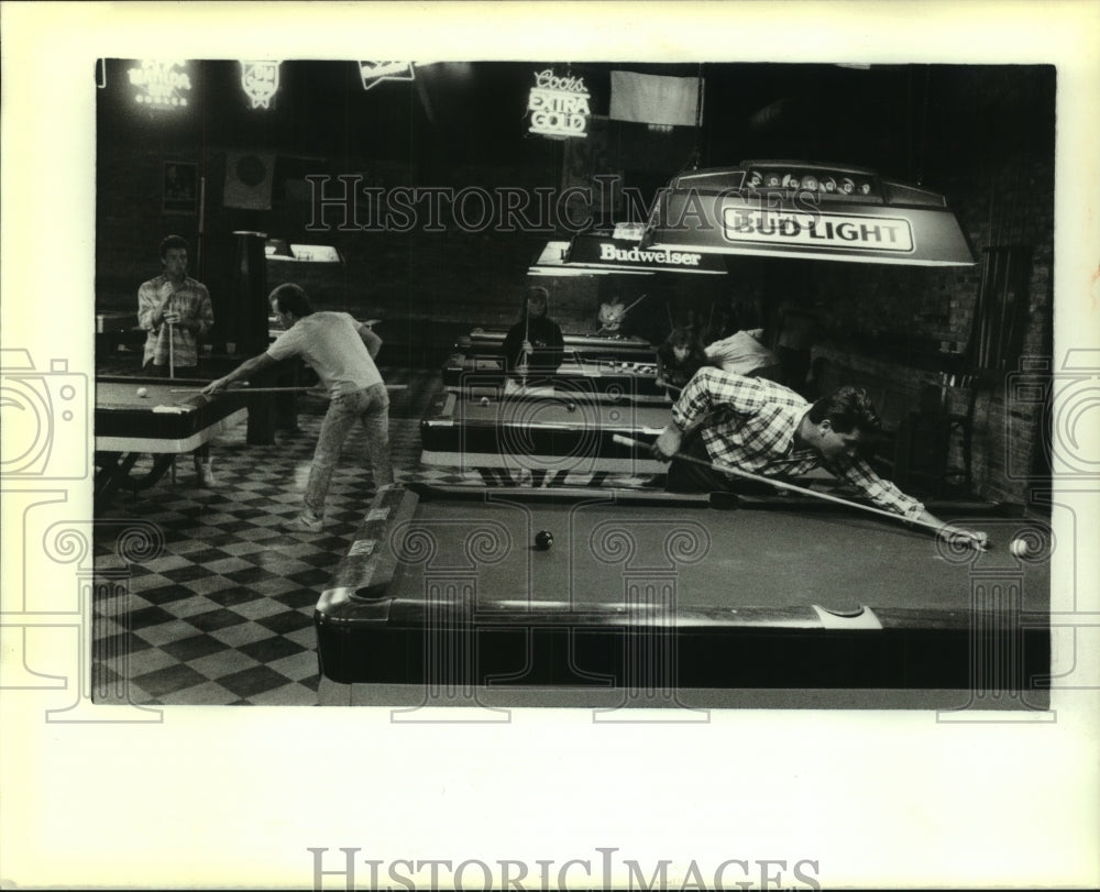 1988 Press Photo Pool players at Honey&#39;s on the Westbank Expressway - Historic Images