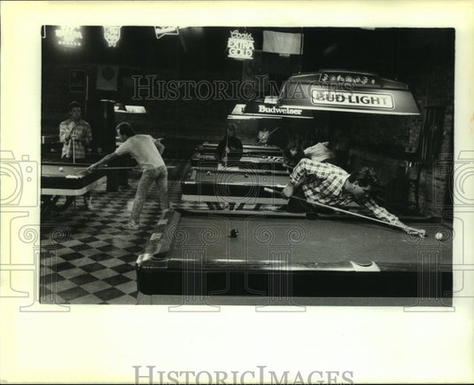 1988 Press Photo Pool players at Honey's on the Westbank Expressway - Historic Images