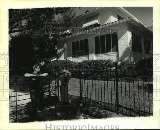 1990 Press Photo Security Iron Company workmen install fence at Broadway home - Historic Images