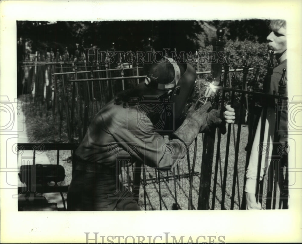 1990 Press Photo Security Iron Company workmen install fence at Broadway home - Historic Images