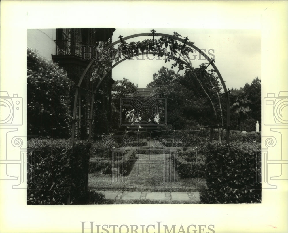 1989 Press Photo Home of Mrs. Frank Strachan 1134 First Street in New Orleans - Historic Images