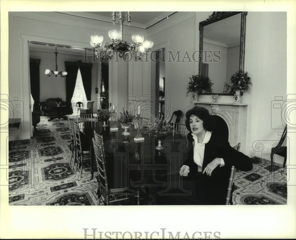 1989 Press Photo Mary Lou Christovich at home - Historic Images